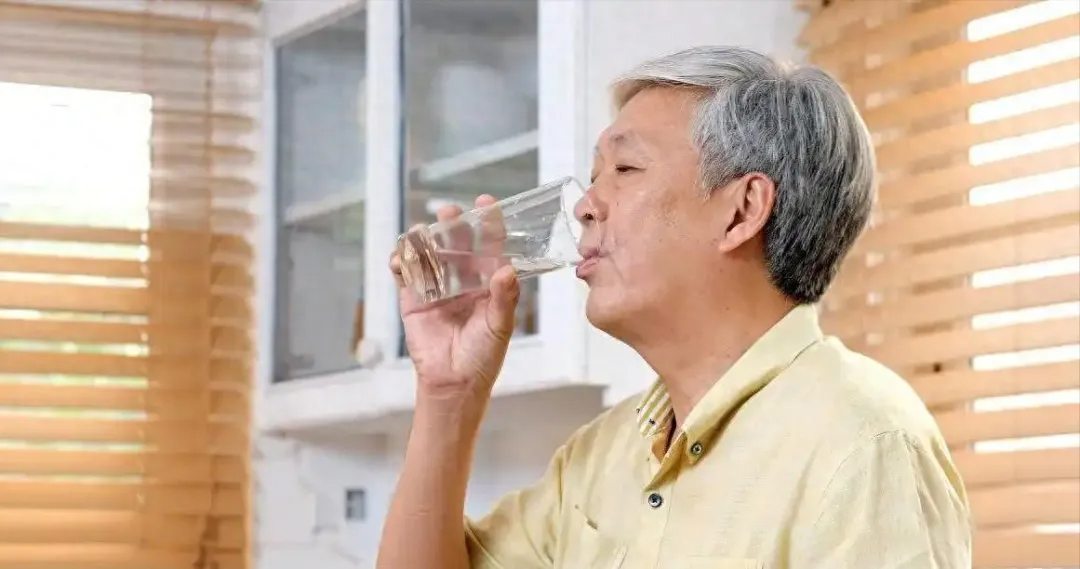 總感覺口干口渴，喝再多水都沒用？或是提醒體內(nèi)潛藏了這4種疾病
