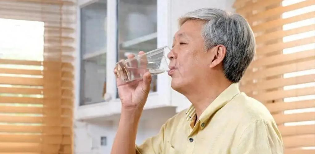 總感覺口干口渴，喝再多水都沒用？或是提醒體內(nèi)潛藏了這4種疾病