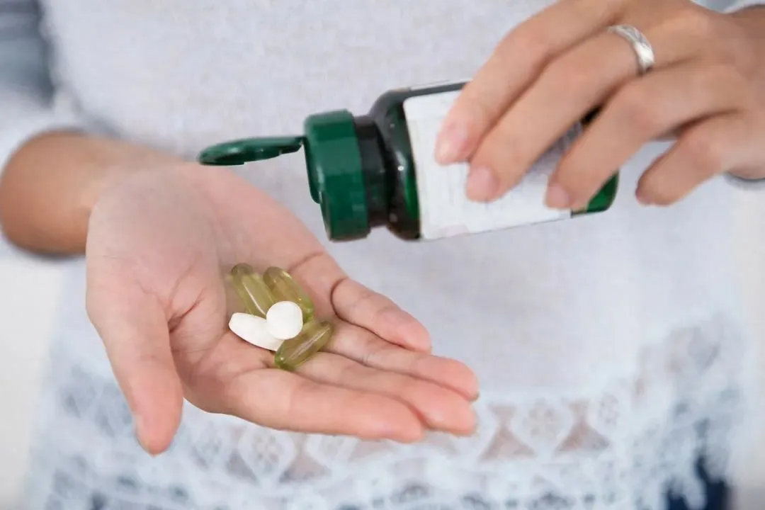 總這么吃降壓藥，肝就廢了！忠告：吃藥不注意3點(diǎn)，是在給肝挖坑