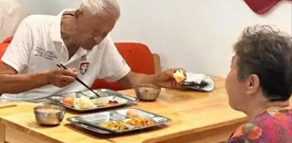 凡是能活過(guò)90歲的老年人，大多都不喜歡吃5種食物，看看你愛(ài)吃嗎