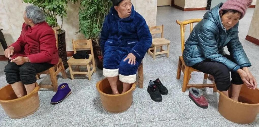 ? 再這樣泡腳，你的關(guān)節(jié)就廢了！醫(yī)生提醒：3種方式，不養(yǎng)生反傷身