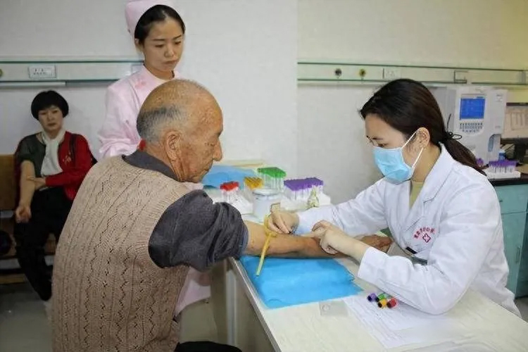 醫(yī)生反復(fù)叮囑：患有高血脂的人，寧可在家躺著，也別多做這幾件事