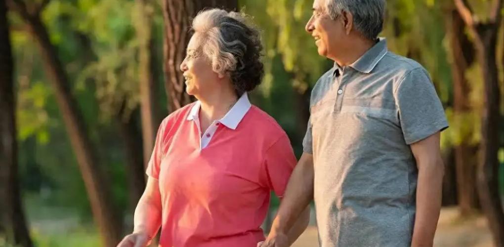 腦梗與散步有關(guān)？醫(yī)生提醒：60歲以后，散步時要多注意這幾點