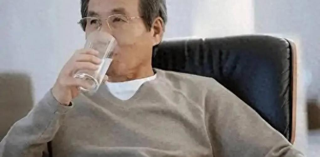 有沒有腎結(jié)石，飲水就知道？告誡：腎結(jié)石患者，飲水多有這4表現(xiàn)