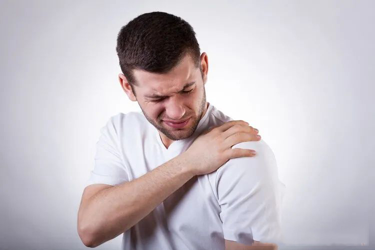 男子肩痛半個(gè)月查出肺癌，醫(yī)生提醒：3種肩痛可能是大病的信號(hào)