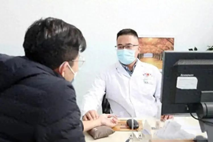 醫(yī)生調(diào)查發(fā)現(xiàn)：脂肪肝人群若天天喝茶解壓，半年后肝臟或有3變化