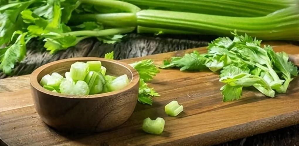 高血壓與缺鉀有關(guān)？醫(yī)生告誡：常吃芹菜蘋果，不如吃4物穩(wěn)定血壓