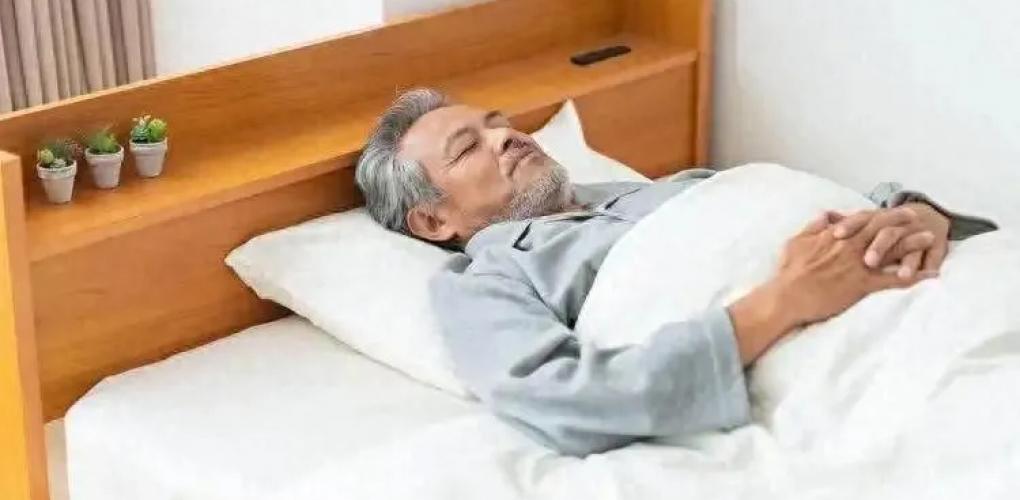 午睡睡出腦梗？醫(yī)生斥責(zé)：無論年齡多大，午睡前“3件事不能做”