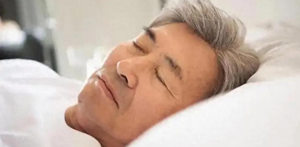 “睡覺八小時(shí)”錯(cuò)了？醫(yī)生忠告：過(guò)了65歲，睡覺最好要做到這4點(diǎn)