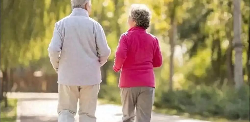 早起散步不如睡懶覺？醫(yī)生提醒：年過60歲的老人，早上3“不做”