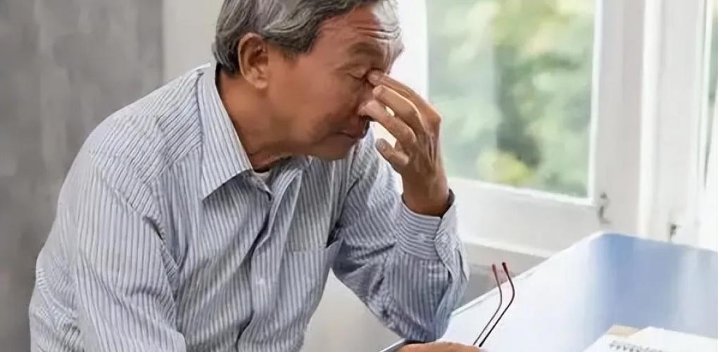 肝部開始癌變時，身體通常會給出“暗示”，別大意了，拖到中晚期