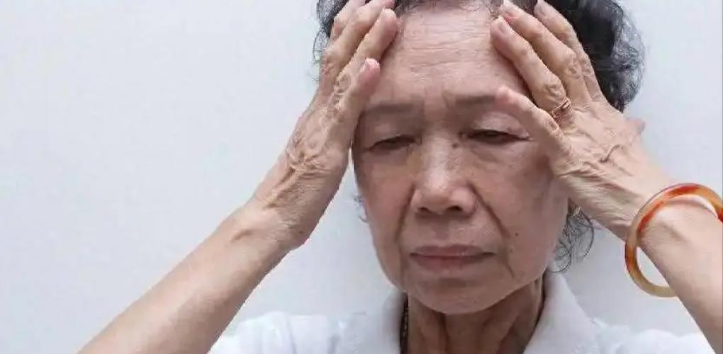 起床時突然大腦一陣眩暈？除了高血壓，還可能是因為這3種疾病