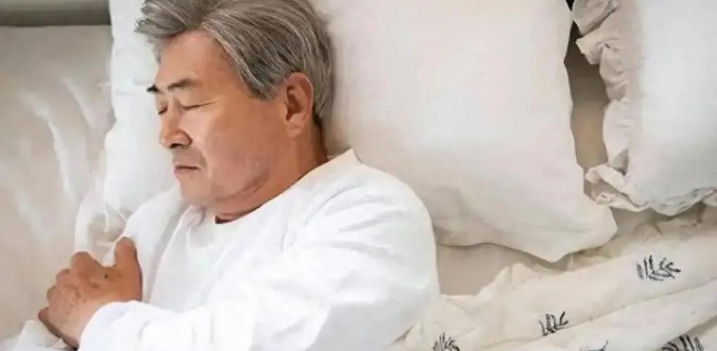 睡覺決定壽命？研究發(fā)現(xiàn)：能保持長(zhǎng)壽的老人，睡覺大多有4個(gè)特征