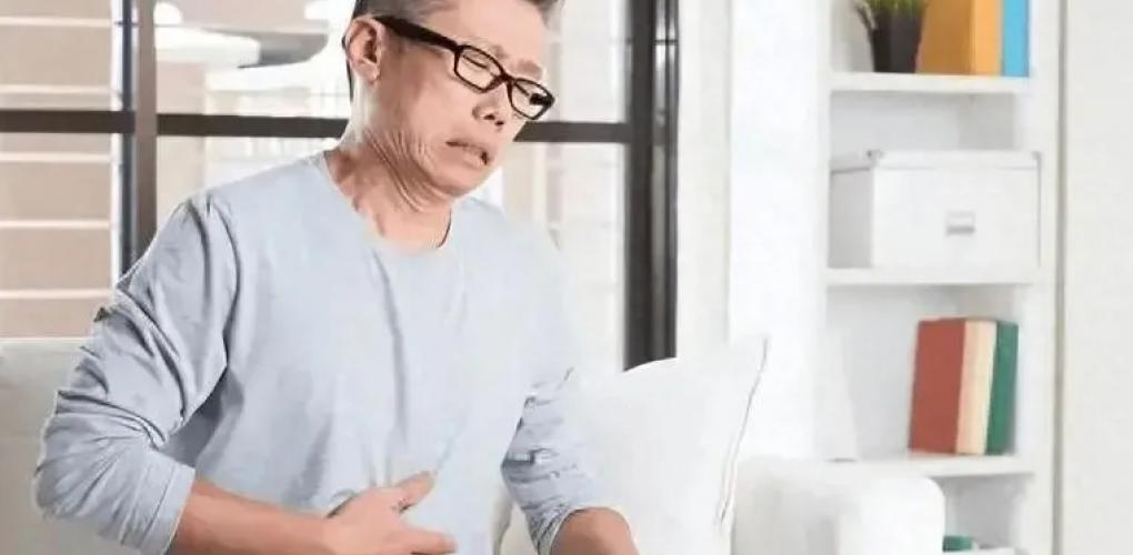 便秘和情緒有關(guān)？醫(yī)生告誡：上了年紀(jì)，情緒一定注意3點，別大意