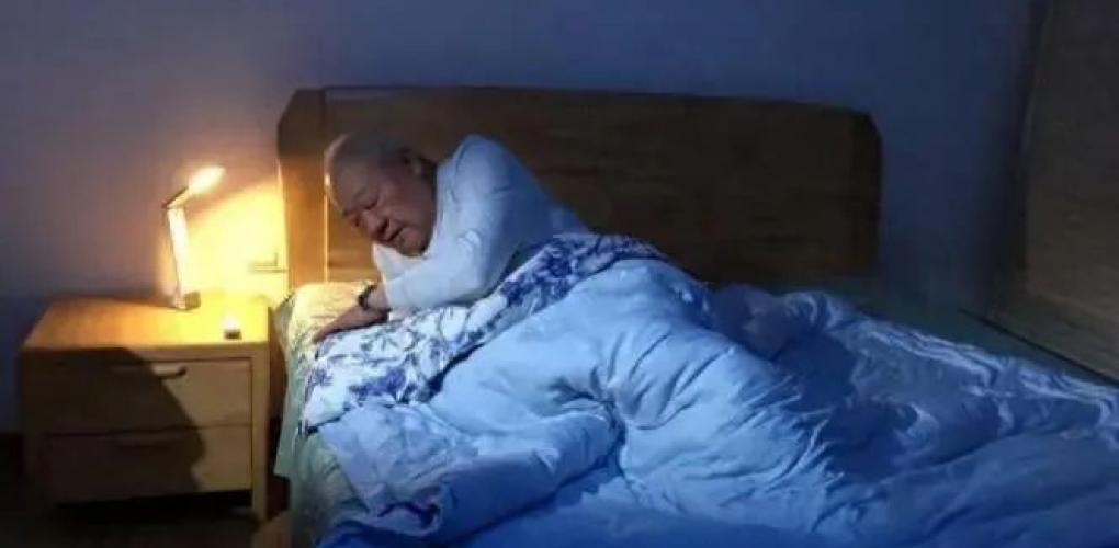 60歲是壽命決定期，不論男女，睡覺有這4個表現(xiàn)，不想長壽的難