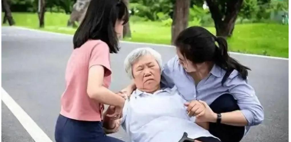60歲老人因中暑去世，醫(yī)生警告：夏季出門前，千萬不要做這5件事