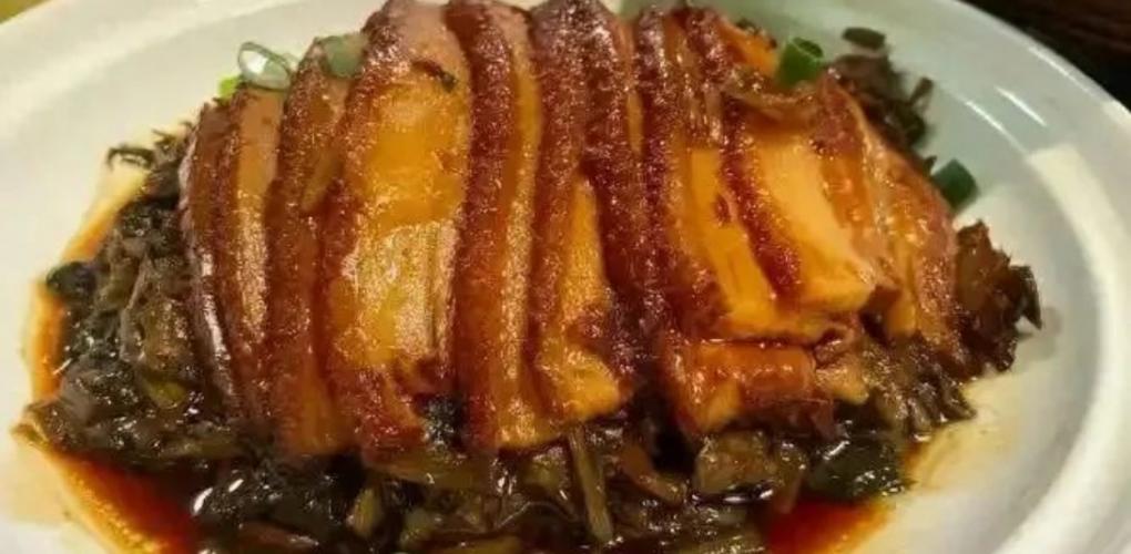 淋巴肉做梅菜扣肉，對(duì)身體有何危害？醫(yī)生再三勸告：再饞也不能吃